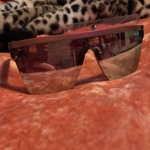 Quay Sunglasses mirrored frame in Hindsight!